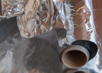 Pare de cobrir a comida com papel alumínio imediatamente: risco de contaminação é alto