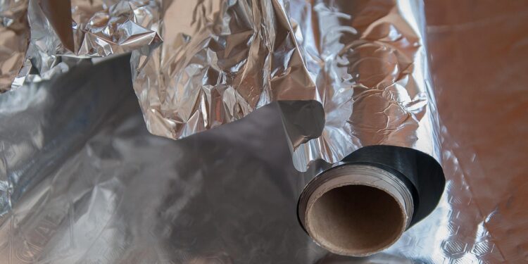 Pare de cobrir a comida com papel alumínio imediatamente: risco de contaminação é alto