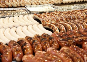 Furar a linguiça estraga o sabor? A resposta que divide até os mestres do churrasco