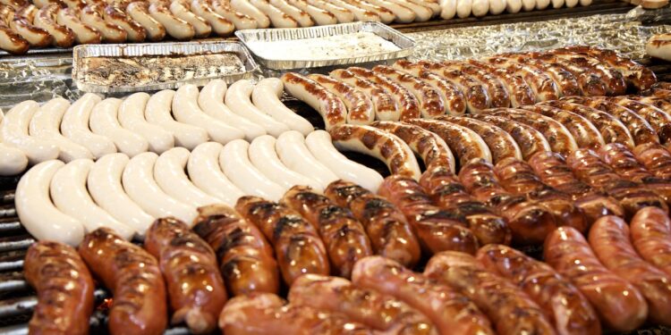 Furar a linguiça estraga o sabor? A resposta que divide até os mestres do churrasco