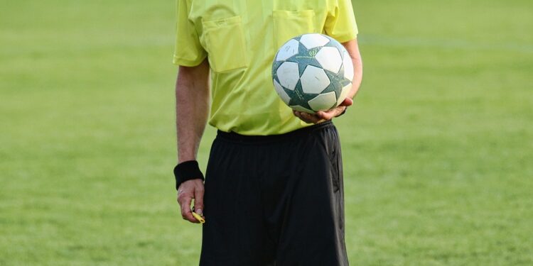 Foram investigar e descobriram que os árbitros de futebol estavam com apostas neste país