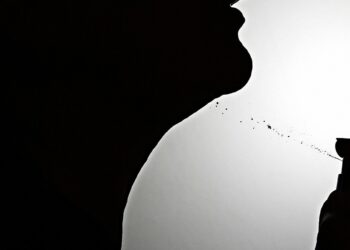 Não faça mais isso: por que passar perfume no pescoço pode ser prejudicial à saúde?