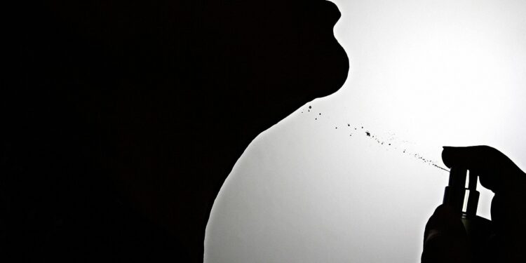 Não faça mais isso: por que passar perfume no pescoço pode ser prejudicial à saúde?