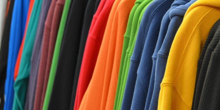 Guardar roupas que você nunca mais veste pode revelar algo profundo sobre você, diz a psicologia