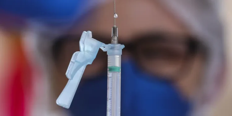 Cientistas descobrem que vacina da Covid-19 pode ajudar a curar o câncer