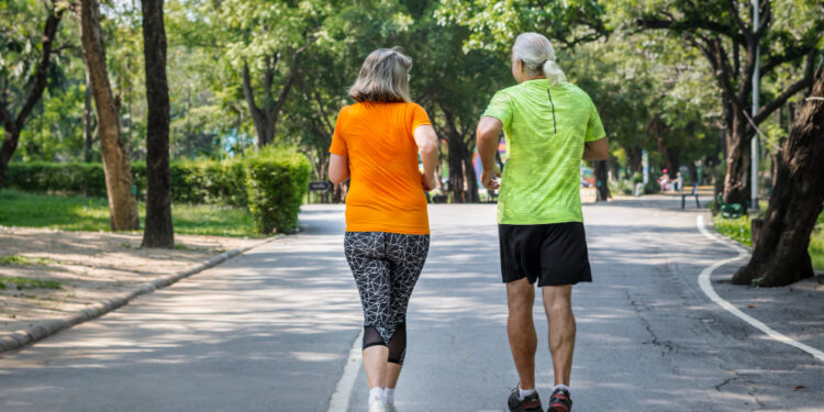 Caminhar é bom depois dos 60 — porém existe um exercício muito mais eficiente, segundo especialistas