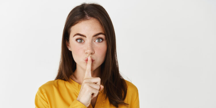 Mentirosos costumam repetir esses seis sinais que muitos ignoram