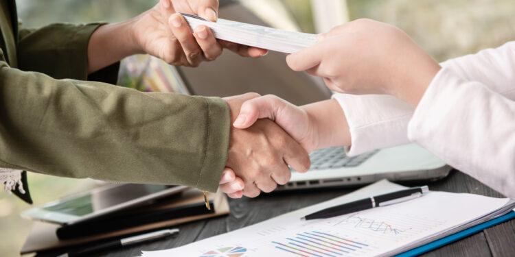 Bancos podem ser proibidos de negar empréstimo por idade ou condições de saúde