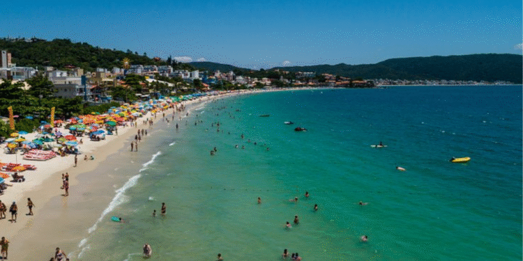 39 praias brasileiras agora têm “pedágio” de até R$ 191,50 para turistas que quiserem aproveitar o verão