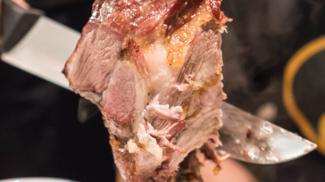Novo modo prático de fazer o churrasco do fim de semana conquista quem detesta bagunça