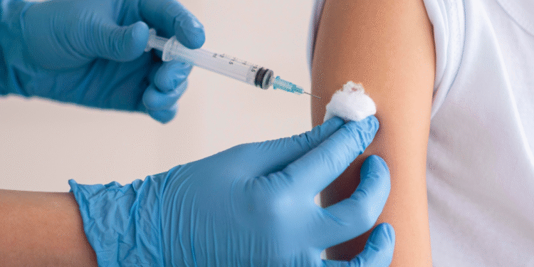 Anvisa aprova e Brasil lança a primeira vacina contra grave doença no mundo