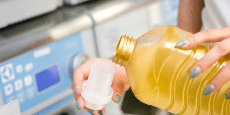 Anvisa surpreende e proíbe produto de limpeza que milhares de donas de casa têm na área de serviço