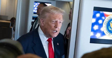 Trump perde a cabeça e ofende jornalista em público