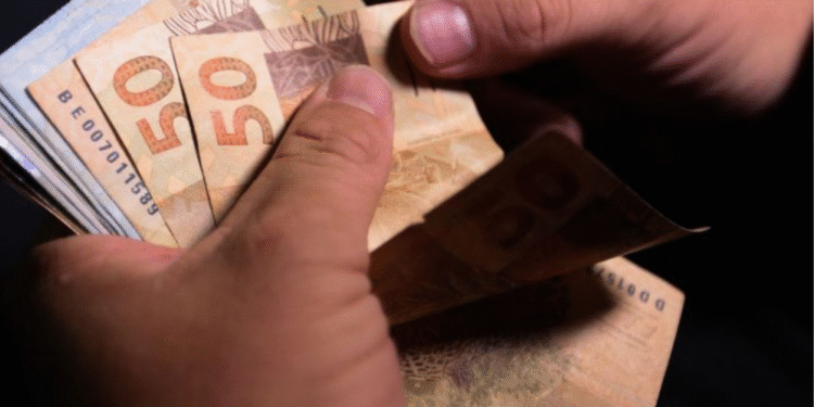 Governo anuncia aumento surpreendente no salário mínimo para 2026