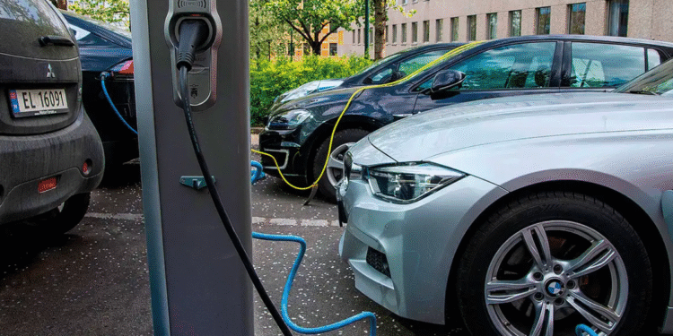 Nova lei vai cobrar taxas para carros elétricos e pega o mundo todo de surpresa