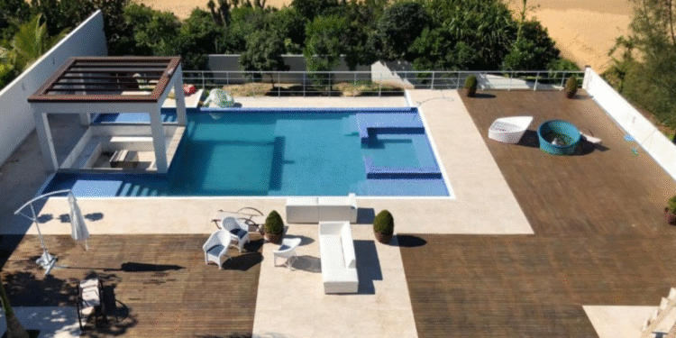 Piloto, considerado um dos maiores da Fórmula 1, acaba de comprar mansão em praia no sul do Brasil