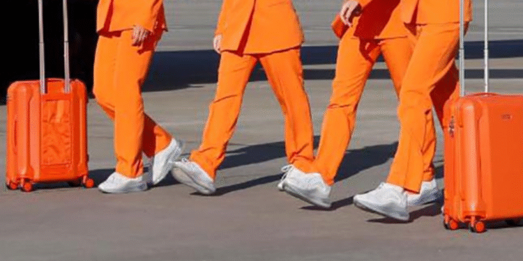 Regras são alteradas e aeromoças agora poderão usar tênis durante voos