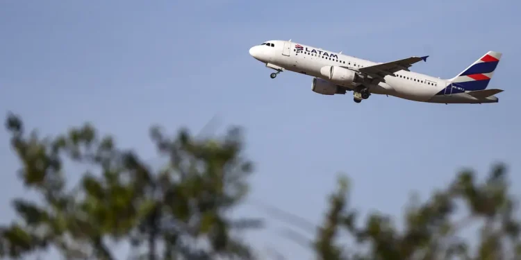 Latam restringe acesso ao banheiro para quem paga tarifa menor e gera polêmica