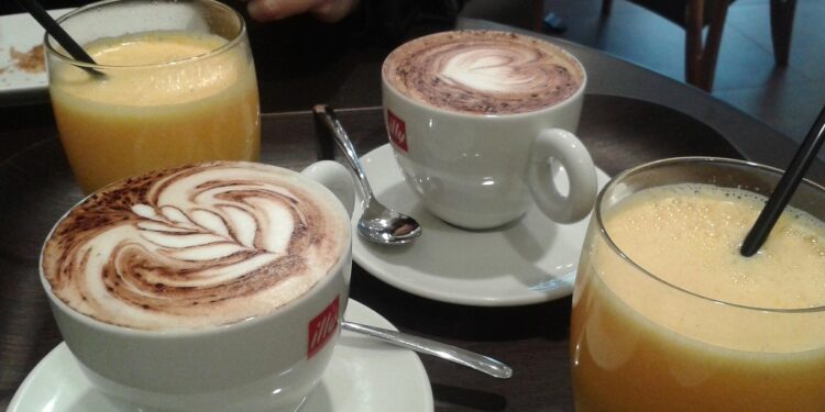 Cappuccino e achocolatado vendidos com larvas em padaria famosa gerou indenização de R$ 5.000