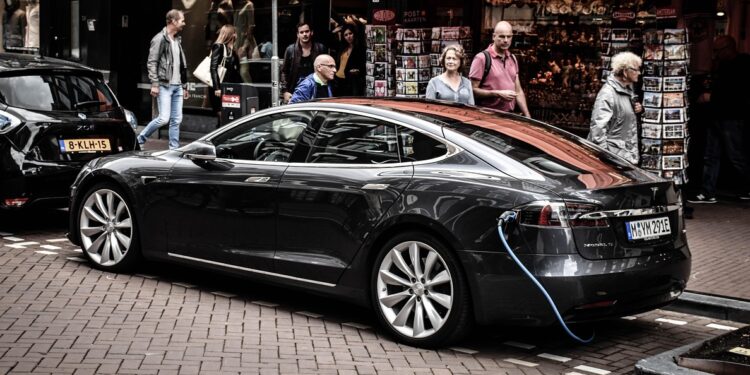 Mecânicos agora precisam de 3 especializações para repararem carros elétricos