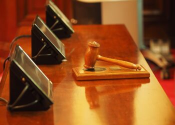 Enquanto cumpre prisão domiciliar, ex-presidente vai a julgamento por corrupção em obras públicas deste país