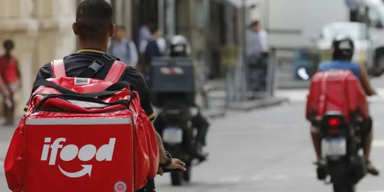 Nova lei coloca ponto final na discussão se motoboys devem subir para entregar no apartamento