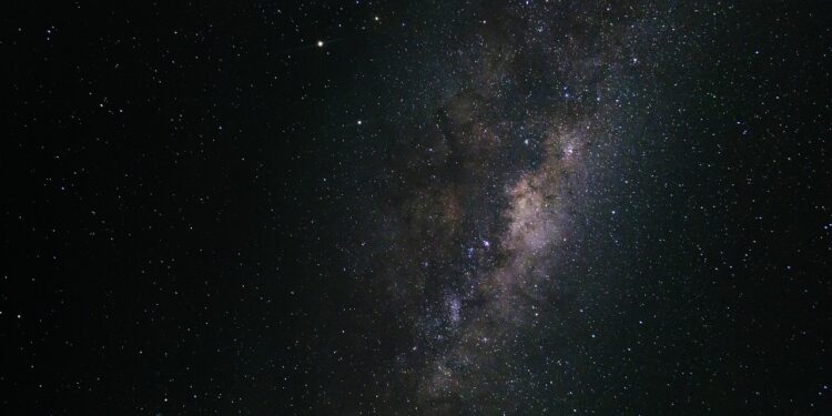 Uma “fênix verde” foi fotografada no espaço passando perto do Sol