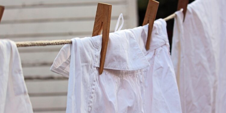 Dica de avó é fantástica para deixar roupas amareladas bem branquinhas