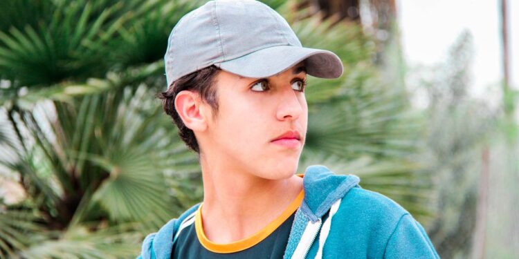 Boné virou coisa do passado com essa nova tendência no verão