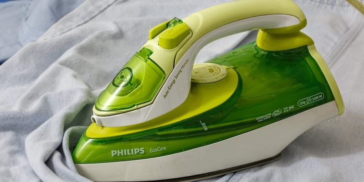Receita mágica para deixar o ferro de passar roupa brilhando
