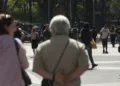 Psicólogos expõem explicação para andar com as mãos para trás