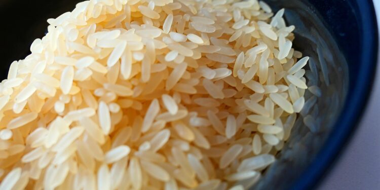 Ciência explica se é realmente necessário lavar o arroz