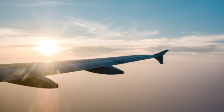 Latam proíbe acesso ao banheiro para parte dos passageiros e deixa clientes revoltados