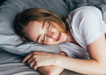 Estudo revela que menos de 7h de sono por noite faz você perder anos de vida