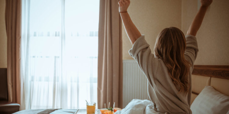 Acordar sempre no mesmo horário parece hábito de rotina, mas especialistas enxergam algo muito mais profundo