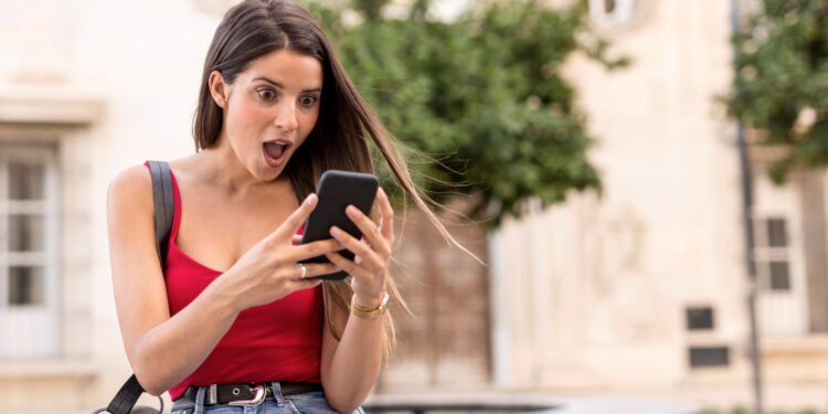 Aparição de água-viva vermelha gigante na Europa deixa o mundo todo chocado