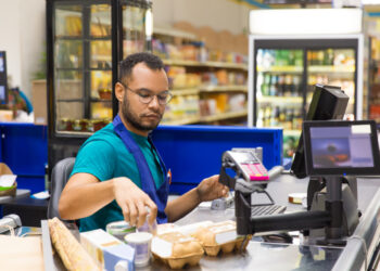 Supermercados aumentam salários dos funcionários e passam a fechar aos domingos
