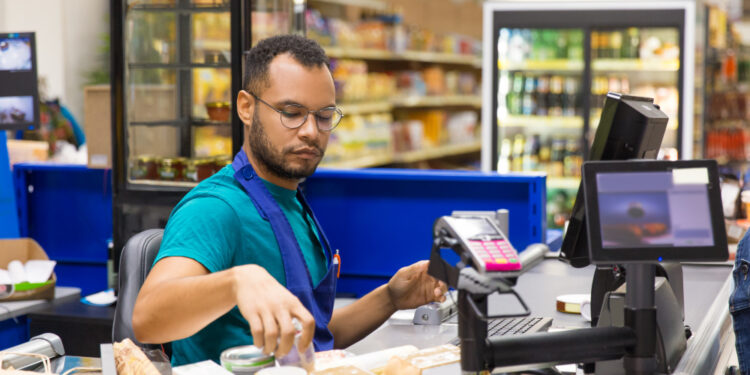 Supermercados aumentam salários dos funcionários e passam a fechar aos domingos
