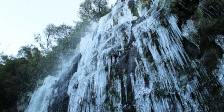 A cidade esquecida do Brasil que tem clima europeu e encanta turistas com “cachoeira de cristal”