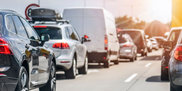 A quantos segundos você deve estar de distância de um carro se estiver dirigindo na estrada