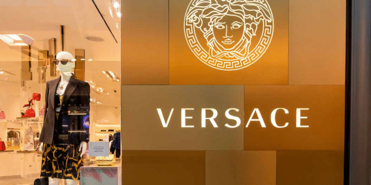 Adeus, Versace? Marca acaba de ser vendida por valor histórico