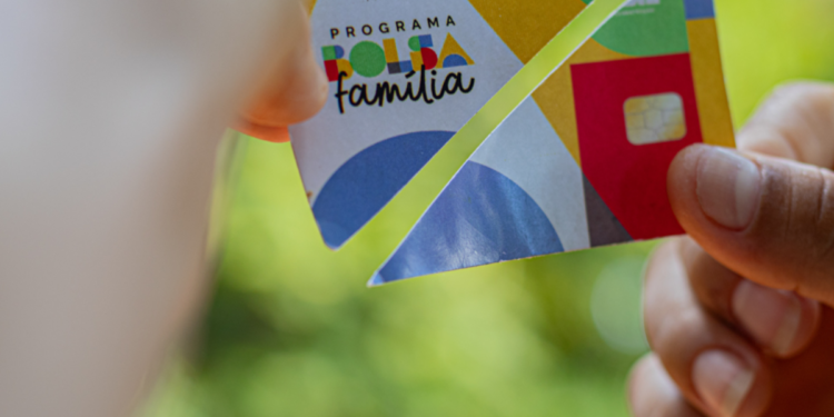 Brasileiros estão sendo alertados sobre 4 ações que já suspenderam o Bolsa Família de 76 mil famílias