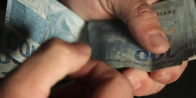 Brasileiros que ficarem abaixo desse limite terão direto a um "14º salário" de até R$ 4 mil