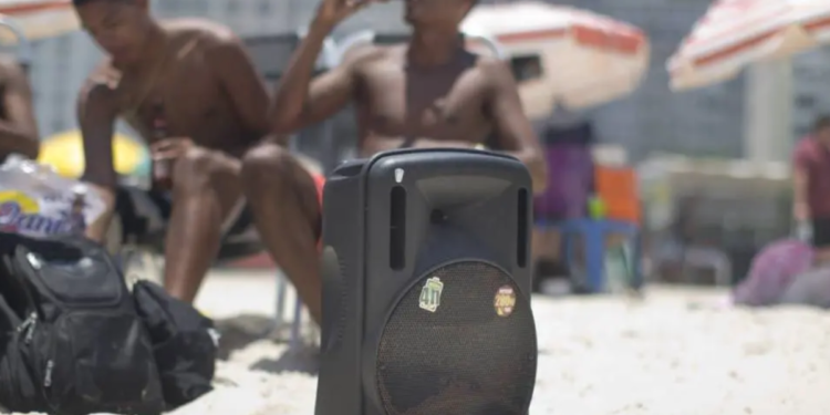 Caixas de som serão confiscadas em praias e donos vão receber multa de R$ 500 neste verão