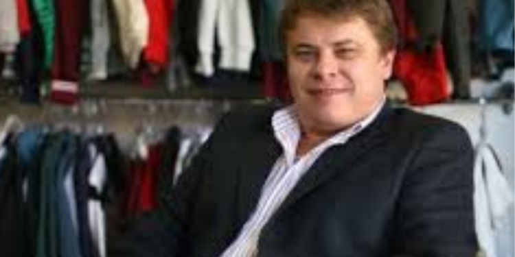 Ele começou com só 4 máquinas e hoje comanda uma das maiores fábricas têxteis do Brasil