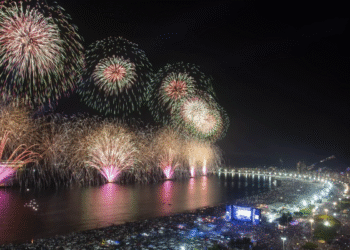 Enquanto os gringos vão para o RJ, cidade no litoral de São Paulo é a preferida dos brasileiros para o Réveillon