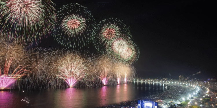 Enquanto os gringos vão para o RJ, cidade no litoral de São Paulo é a preferida dos brasileiros para o Réveillon