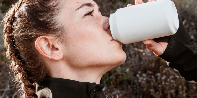 Especialistas alertam: bebida queridinha dos brasileiros pode elevar risco de AVC