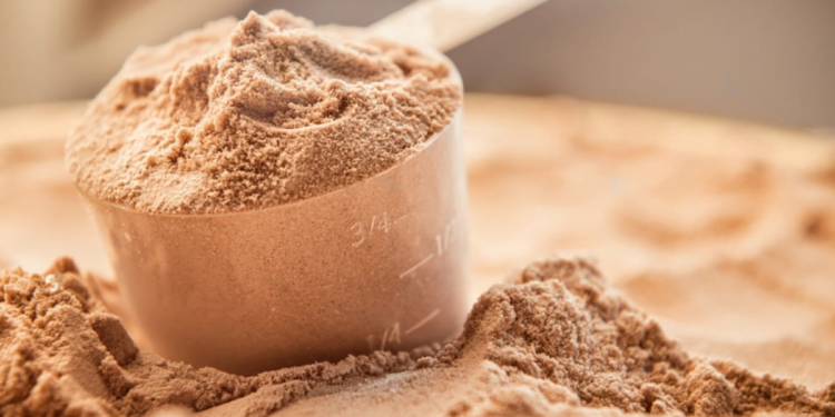 Especialistas alertam pessoas que tomam Whey Protein, mas não fazem atividade física