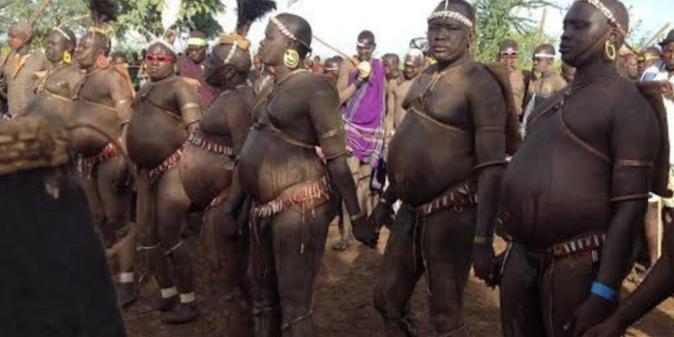 Nessa tribo africana, homens com barriga grande são vistos como mais atraentes pelas mulheres